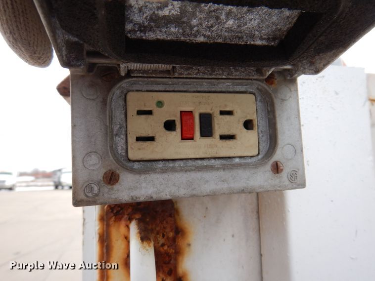 image for item KW9660 2004 GMC C8500  bucket truck