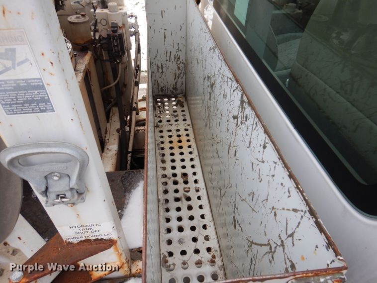 image for item KW9660 2004 GMC C8500  bucket truck