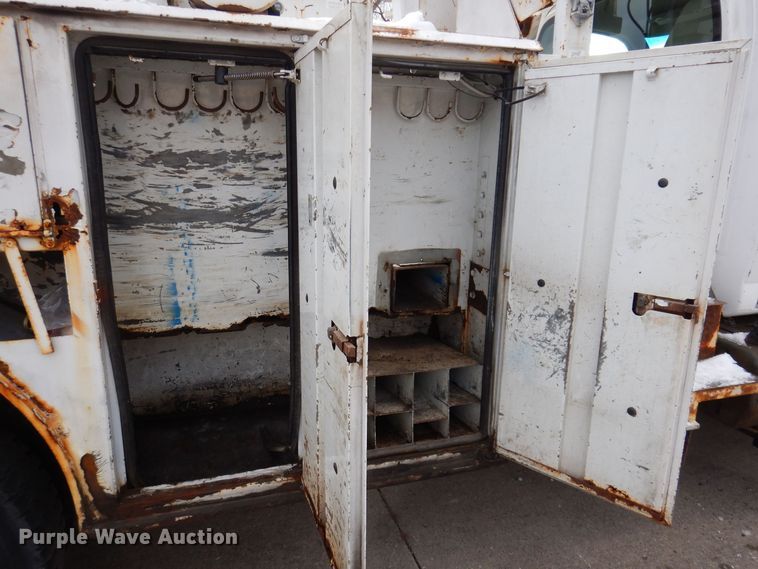 image for item KW9660 2004 GMC C8500  bucket truck