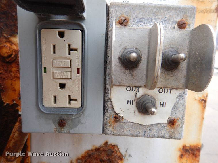 image for item KW9660 2004 GMC C8500  bucket truck