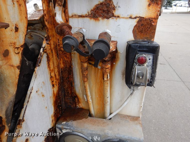 image for item KW9660 2004 GMC C8500  bucket truck