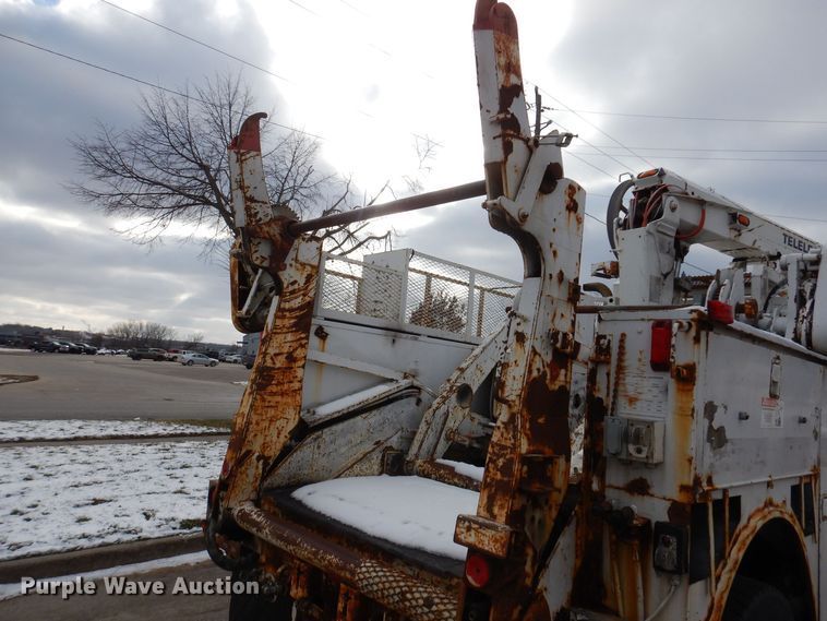 image for item KW9660 2004 GMC C8500  bucket truck