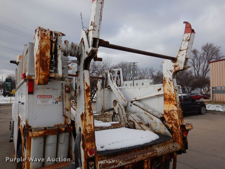 image for item KW9660 2004 GMC C8500  bucket truck