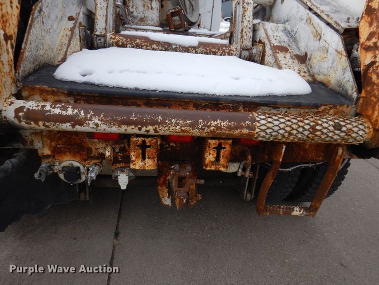 image for item KW9660 2004 GMC C8500  bucket truck