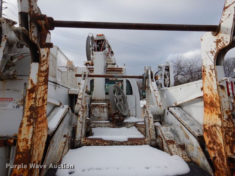 image for item KW9660 2004 GMC C8500  bucket truck