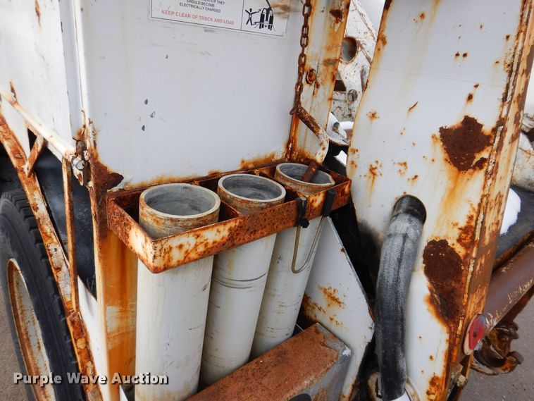 image for item KW9660 2004 GMC C8500  bucket truck