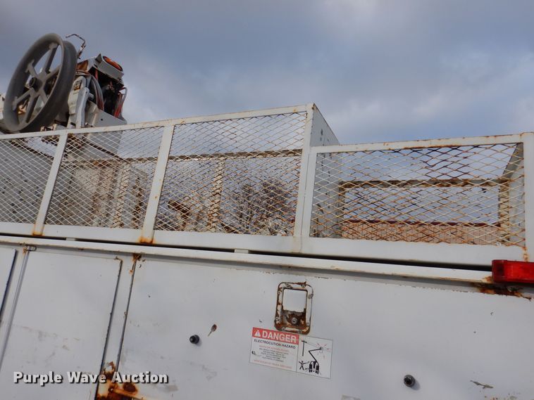 image for item KW9660 2004 GMC C8500  bucket truck