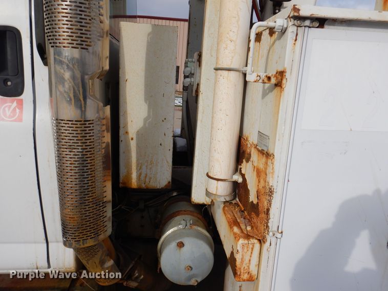 image for item KW9660 2004 GMC C8500  bucket truck