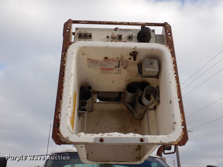 image for item KW9660 2004 GMC C8500  bucket truck