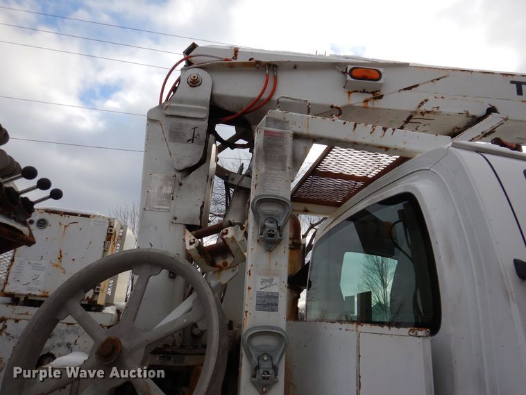image for item KW9660 2004 GMC C8500  bucket truck