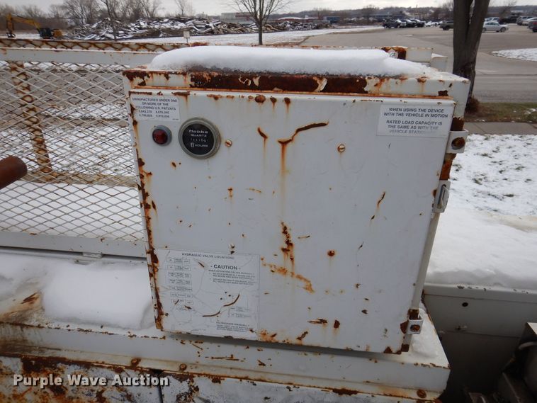 image for item KW9660 2004 GMC C8500  bucket truck