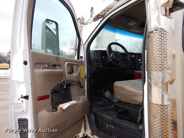 image for item KW9660 2004 GMC C8500  bucket truck