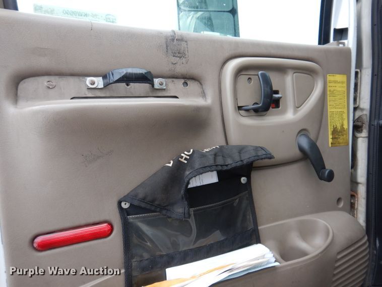 image for item KW9660 2004 GMC C8500  bucket truck