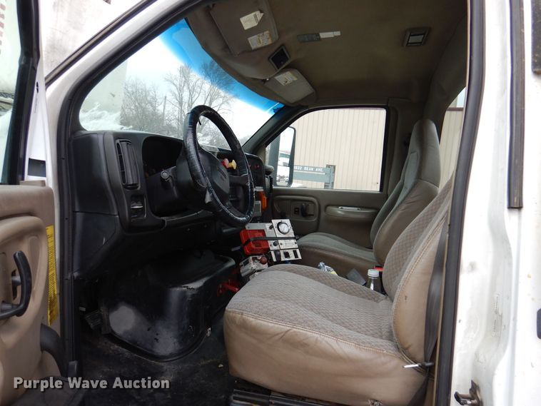 image for item KW9660 2004 GMC C8500  bucket truck