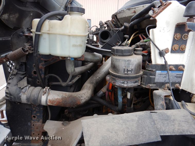 image for item KW9660 2004 GMC C8500  bucket truck