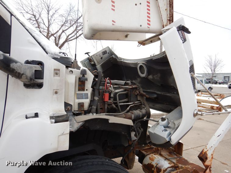 image for item KW9660 2004 GMC C8500  bucket truck