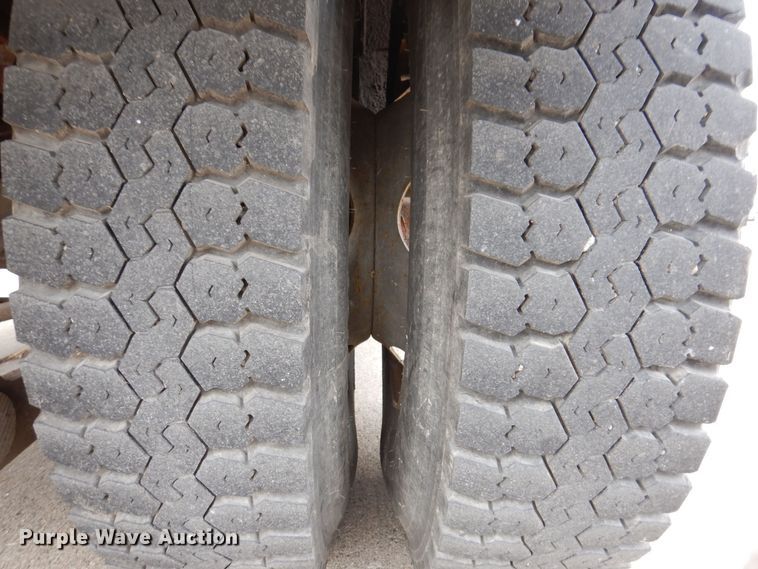 image for item KW9660 2004 GMC C8500  bucket truck