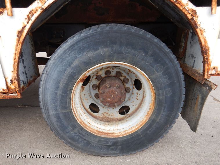 image for item KW9660 2004 GMC C8500  bucket truck