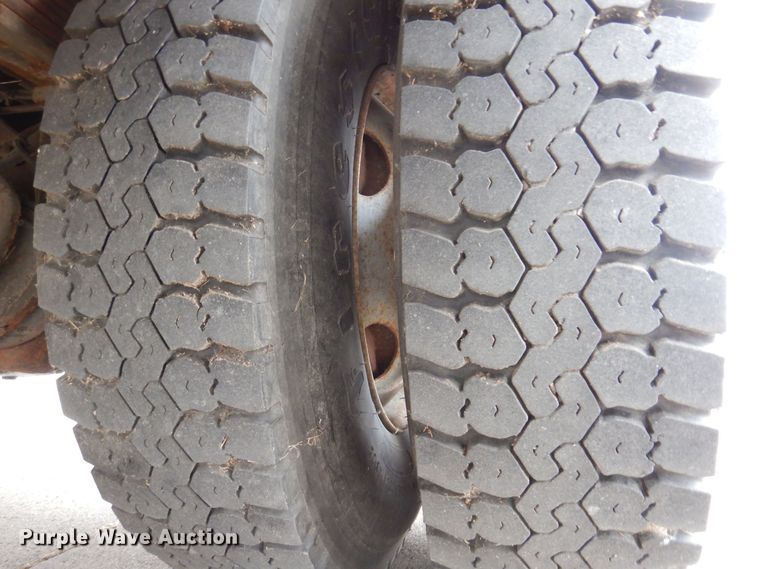 image for item KW9660 2004 GMC C8500  bucket truck