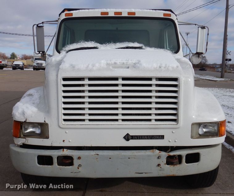 image for item KW9661 2000 International 4700  chipper truck