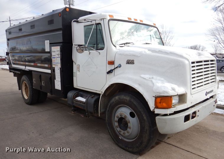 image for item KW9661 2000 International 4700  chipper truck