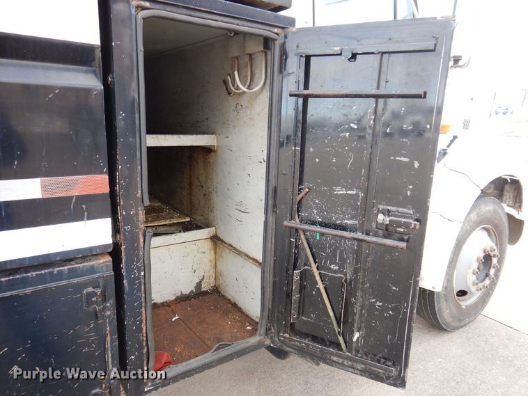 image for item KW9661 2000 International 4700  chipper truck