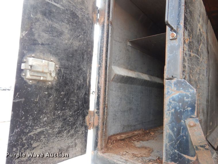 image for item KW9661 2000 International 4700  chipper truck