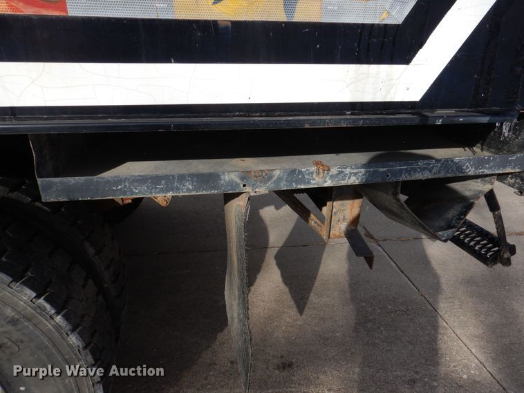 image for item KW9661 2000 International 4700  chipper truck