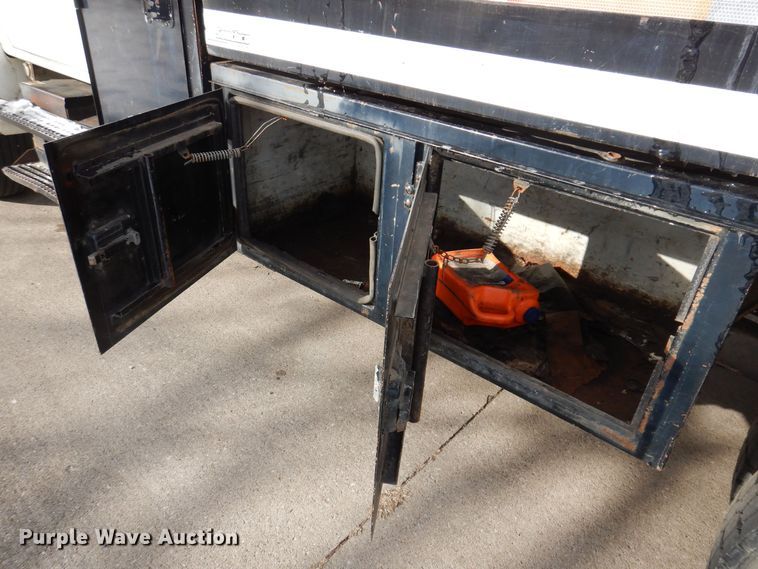 image for item KW9661 2000 International 4700  chipper truck