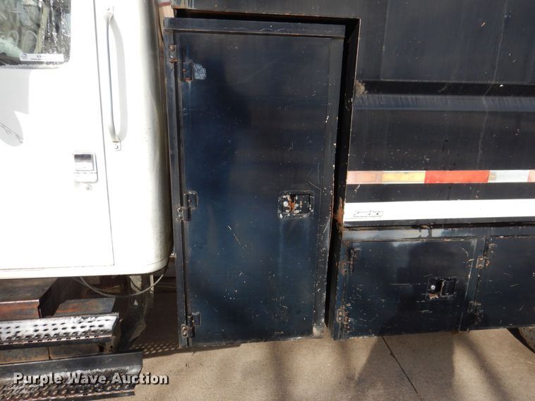 image for item KW9661 2000 International 4700  chipper truck