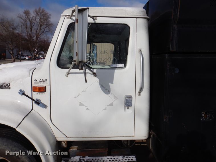 image for item KW9661 2000 International 4700  chipper truck
