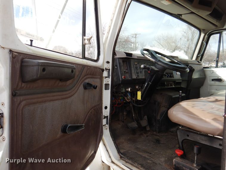 image for item KW9661 2000 International 4700  chipper truck