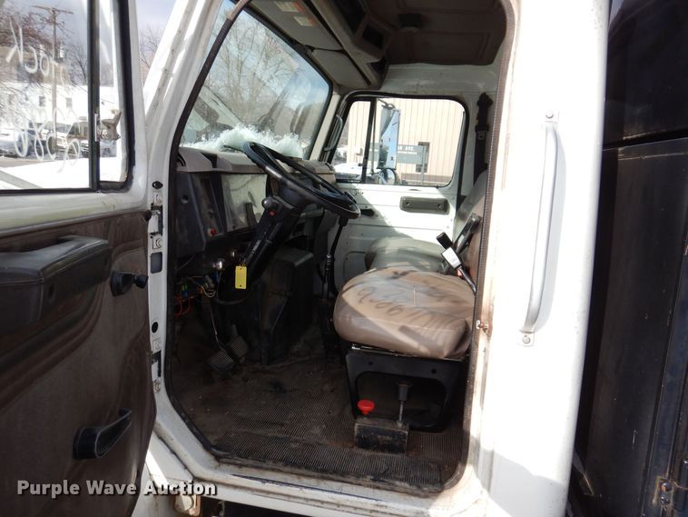 image for item KW9661 2000 International 4700  chipper truck