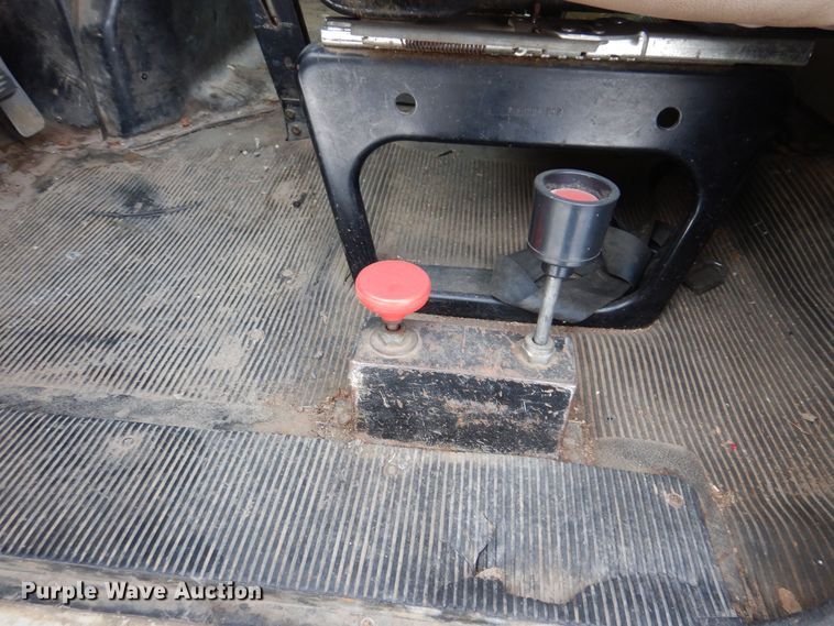 image for item KW9661 2000 International 4700  chipper truck