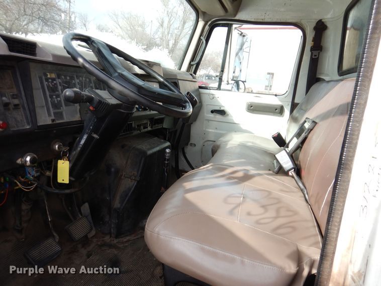 image for item KW9661 2000 International 4700  chipper truck