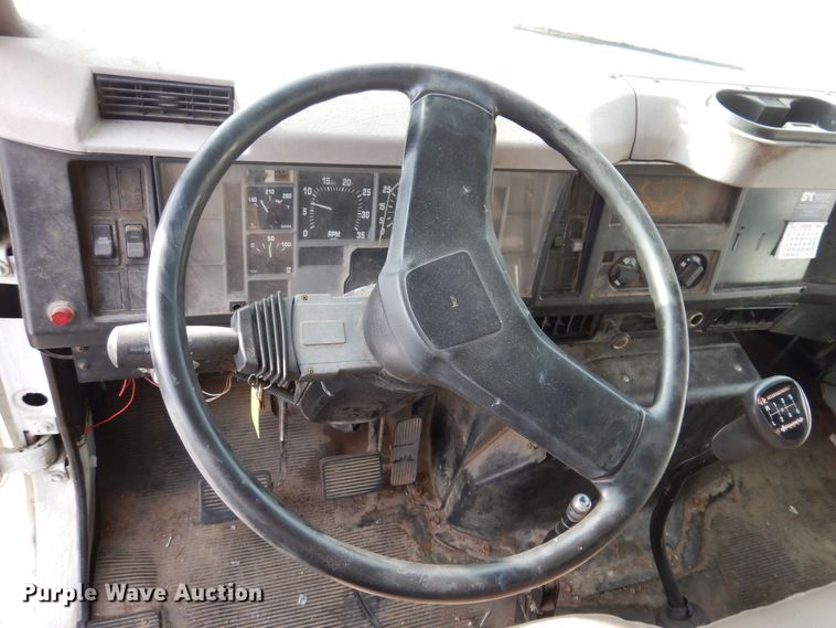 image for item KW9661 2000 International 4700  chipper truck