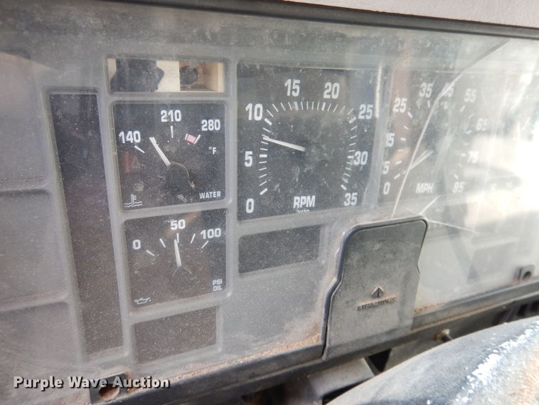 image for item KW9661 2000 International 4700  chipper truck