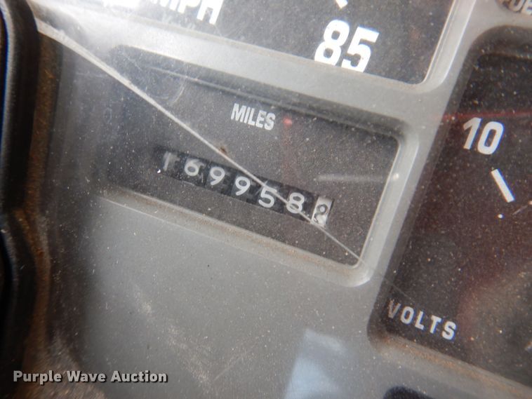 image for item KW9661 2000 International 4700  chipper truck