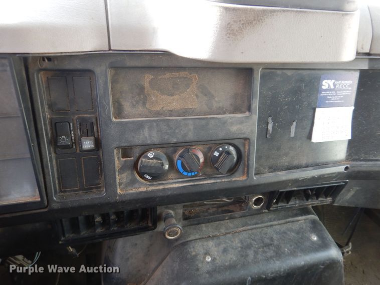 image for item KW9661 2000 International 4700  chipper truck