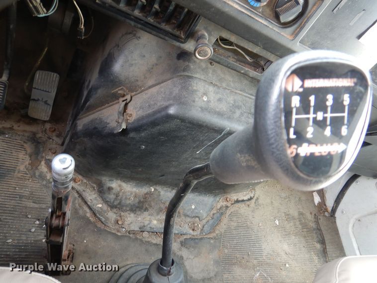 image for item KW9661 2000 International 4700  chipper truck