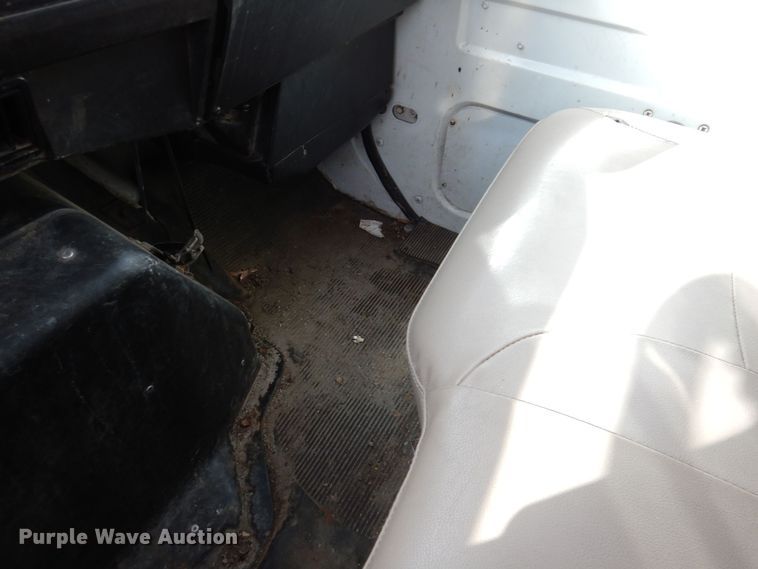 image for item KW9661 2000 International 4700  chipper truck