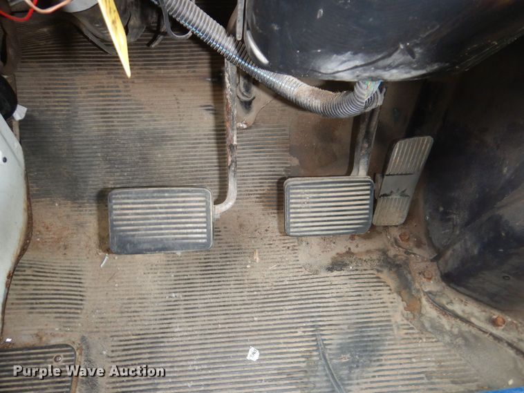 image for item KW9661 2000 International 4700  chipper truck