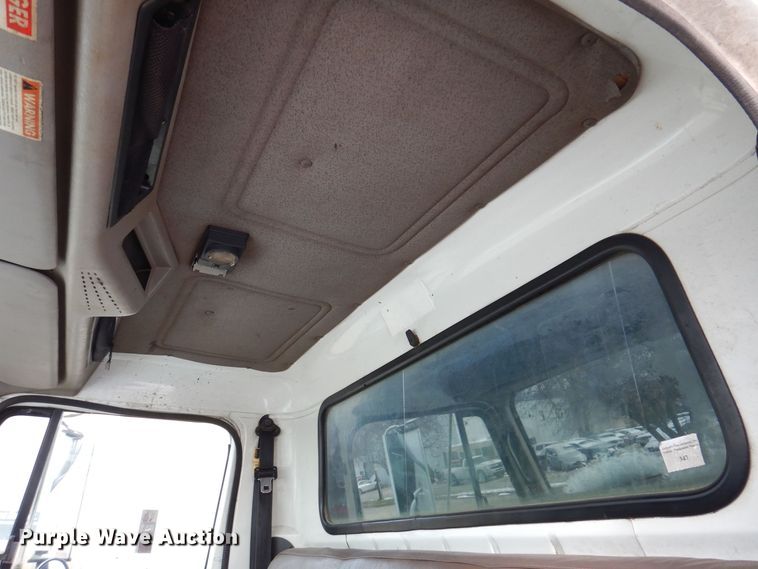 image for item KW9661 2000 International 4700  chipper truck