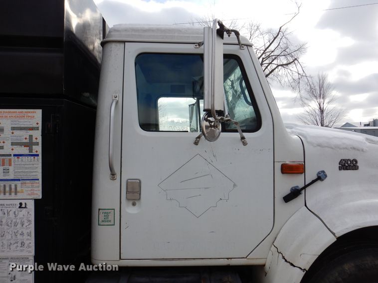 image for item KW9661 2000 International 4700  chipper truck