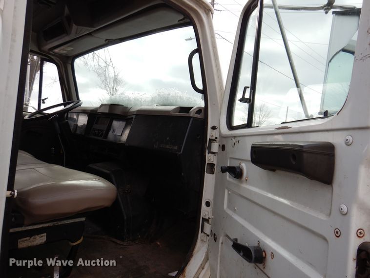 image for item KW9661 2000 International 4700  chipper truck