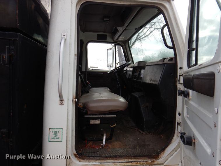 image for item KW9661 2000 International 4700  chipper truck