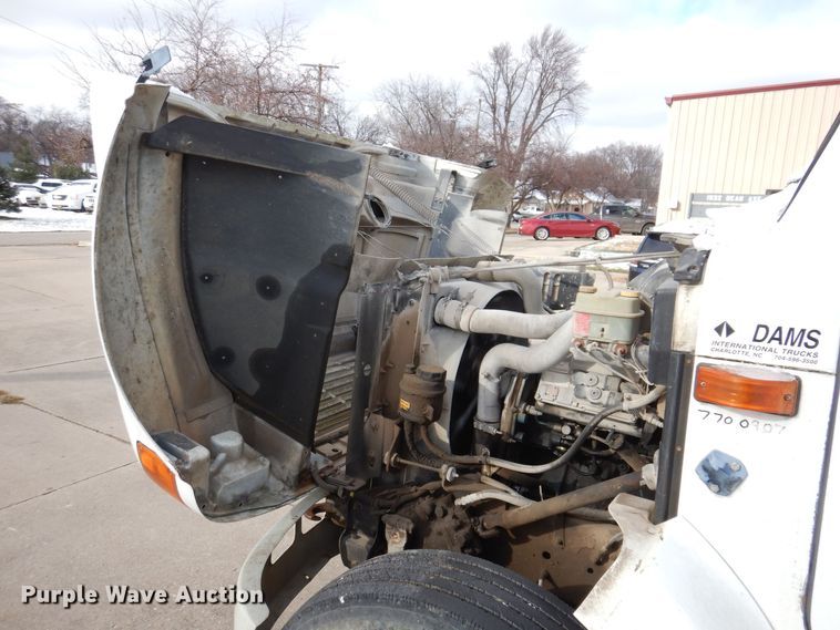 image for item KW9661 2000 International 4700  chipper truck