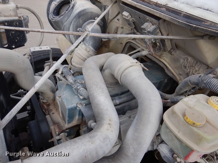 image for item KW9661 2000 International 4700  chipper truck