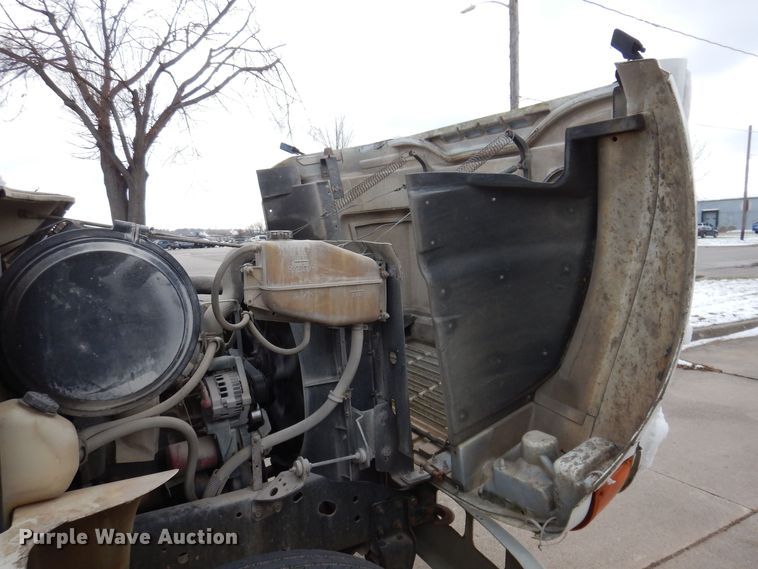 image for item KW9661 2000 International 4700  chipper truck