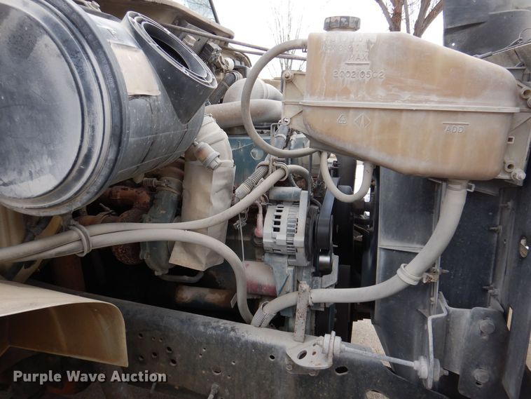 image for item KW9661 2000 International 4700  chipper truck